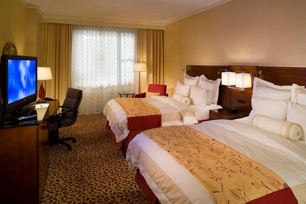Готель Courtyard By Marriott Chicago At Medical District-Uic Екстер'єр фото