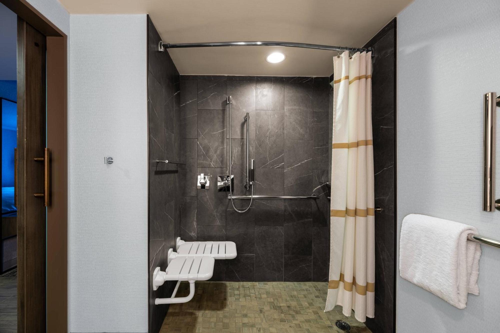 Готель Courtyard By Marriott Chicago At Medical District-Uic Екстер'єр фото